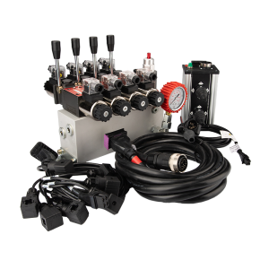 Hydraulický rozvaděč 4sekční 12V blok typ Cetop 3 NG6 s proporcionálním regulátorem průtoku doplněný ovládacím panelem Salvarani se dvěma joysticky, manometrem, elektrickými zástrčkami a přípojkami