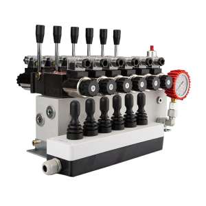 Hydraulický rozvaděč 6sekční 12V blok typ Cetop 3 NG6 s proporcionálním regulátorem průtoku doplněný o ovládací panel Hydrolider se šesti joysticky, manometrem, elektrickými zástrčkami a přípojkami