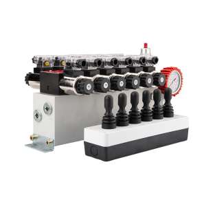 Hydraulický rozvaděč 6dílný 12V blok typ Cetop 3 NG6 s proporcionálním regulátorem průtoku doplněný ovládacím panelem Hydrolider se šesti joysticky, manometrem, elektrickými zástrčkami a přípojkami
