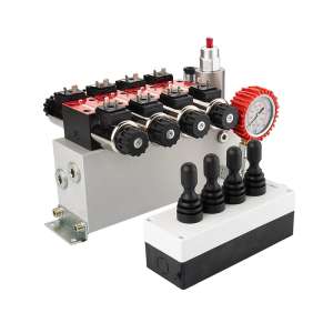 Hydraulický rozvaděč 4sekční 12V blok typ Cetop 3 NG6 s proporcionálním regulátorem průtoku doplněný ovládacím panelem Hydrolider se čtyřmi joysticky, manometrem, elektrickými zástrčkami a přípojkami