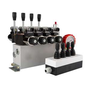 Hydraulický rozvaděč 4sekční 12V blok typ Cetop 3 NG6 s proporcionálním regulátorem průtoku doplněný ovládacím panelem Hydrolider se čtyřmi joysticky, manometrem, elektrickými zástrčkami a přípojkami