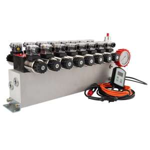 Hydraulický rozvaděč 8sekční 12V blok typ Cetop 3 NG6 s proporcionálním regulátorem průtoku kompletní s proporcionálním ventilovým regulátorem ARPWM, manometrem, elektrickými zástrčkami a přípojkami