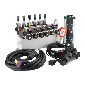 Hydraulický rozvaděč 6sekční 12V blok typ Cetop 3 NG6 s proporcionálním regulátorem průtoku doplněný ovládacím panelem Salvarani se třemi joysticky, manometrem, elektrickými zástrčkami a přípojkami